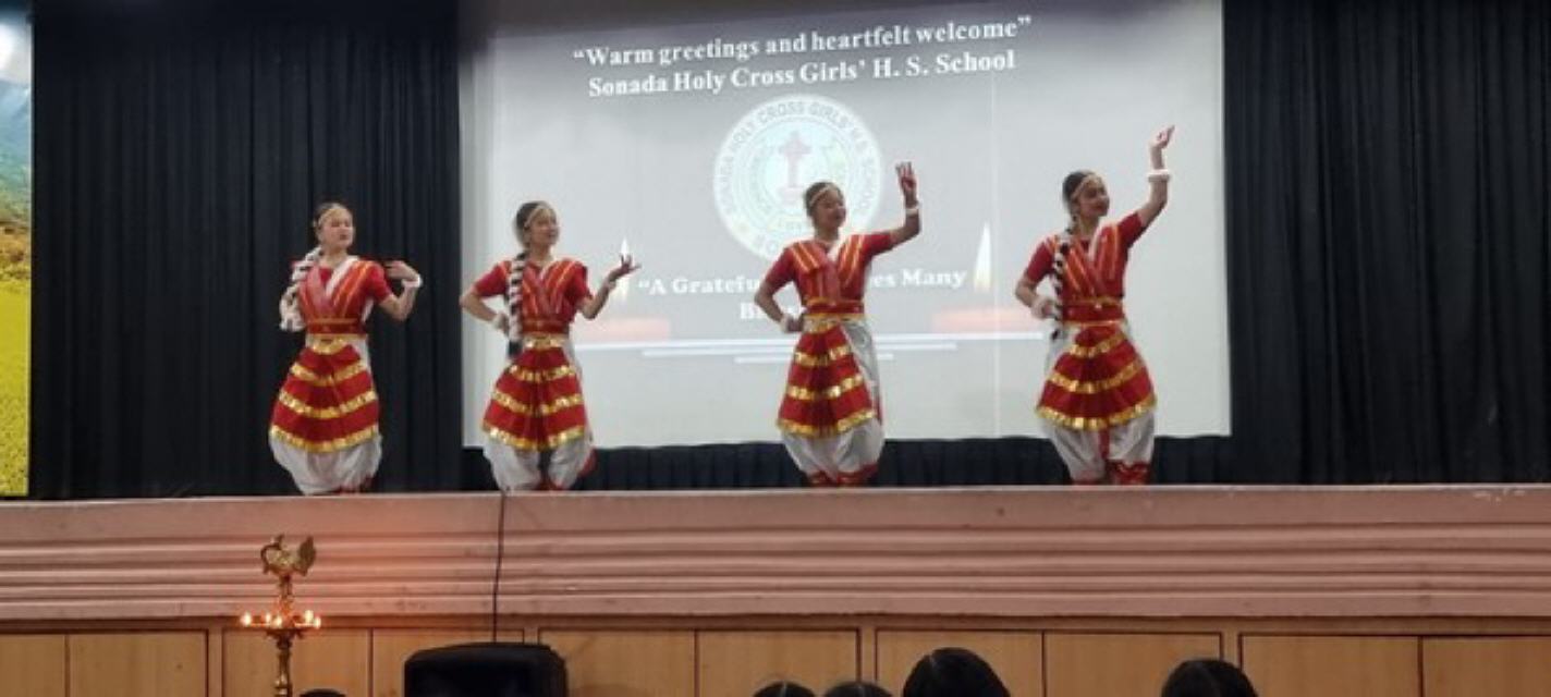 die Kinder singen und Tanzen f&uuml;r uns.